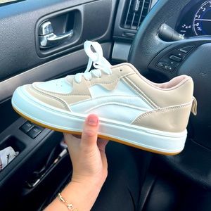 Fashionable color block front lace roller skating shoes for Women. Size 8 1/2.